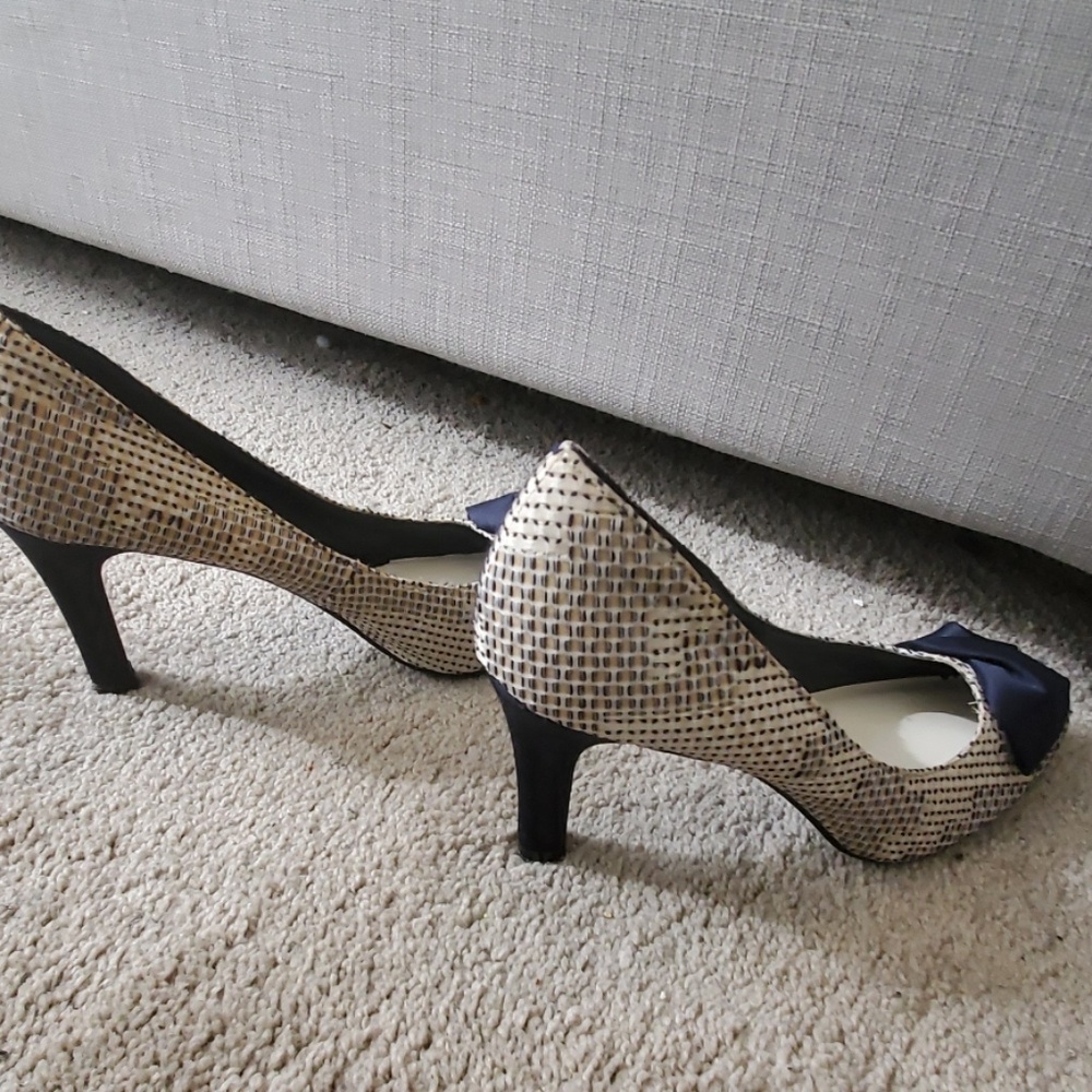 Heels - Picture 4 of 4